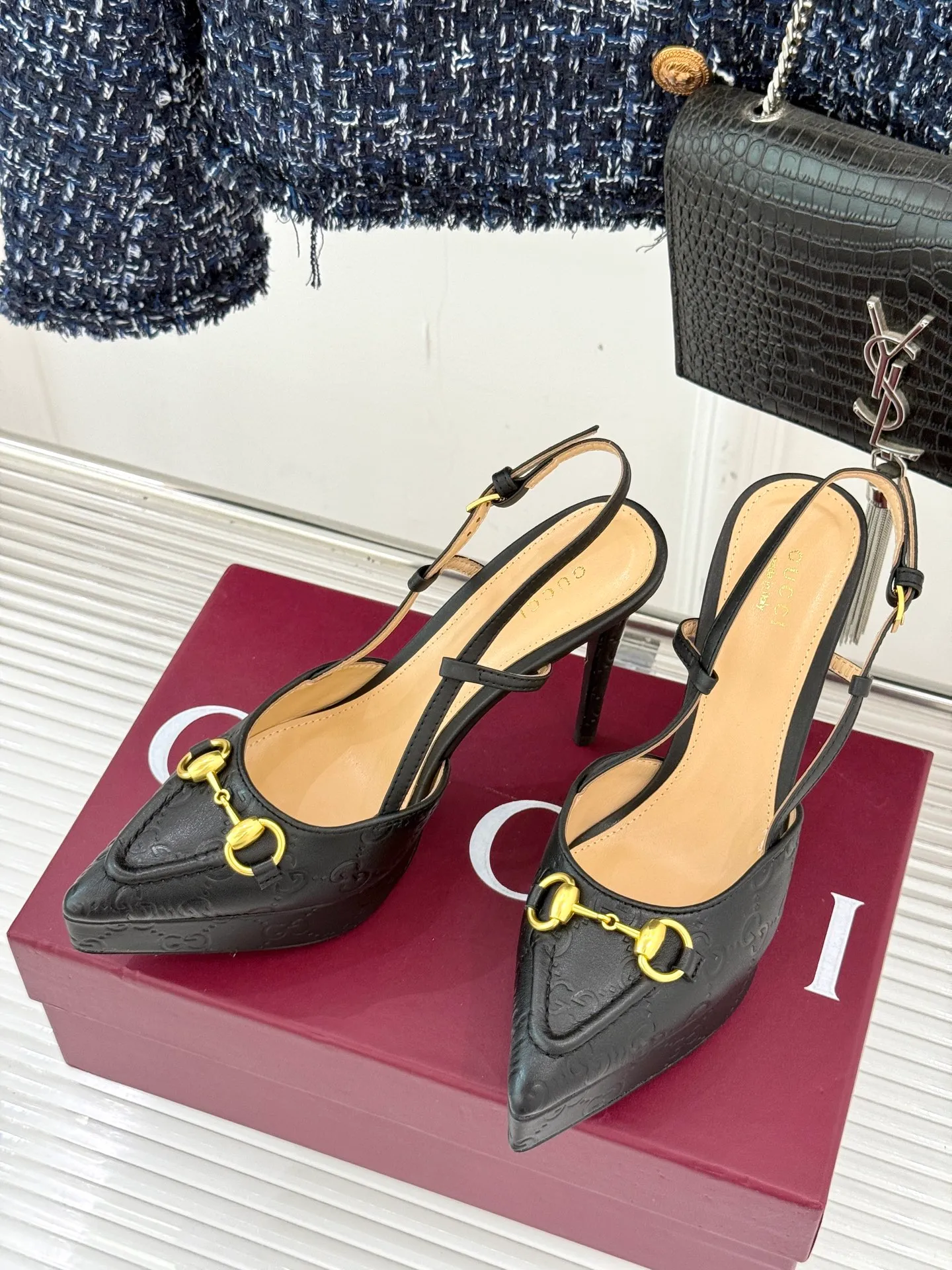 Factory direct sales p680🐘🐘Women's shoes Women's Gucci/Gucci classic horsebit pointed toe platform high-heeled sandals Perfectly integrate classic elements and fashion design. These sandals are decorated with the iconic horsebit. The metallic horsebit embellishes the upper, exuding a strong retro style and highlighting the brand heritage. The design of the waterproof platform and the high heel complement each other. The 9.5 cm high heel and the 2 cm waterproof platform can effectively reduce the pressure on the foot while elongating the leg line, making walking more stable. The adjustable ankle buckle design is not only easy to put on and take off, but can also be adjusted according to personal foot shape to ensure a comfortable fit. Whether paired with an elegant dress for formal occasions or paired with simple trousers to create a fashionable street style, these sandals can be easily worn, adding a touch of color to the overall look and showing the wearer's unique taste and fashion attitude. The fabric is made of original customized calfskin, the inner pads are all sheepskin, and the genuine leather outsole imported from Italy size: 35-39 (40/41/42 customized)